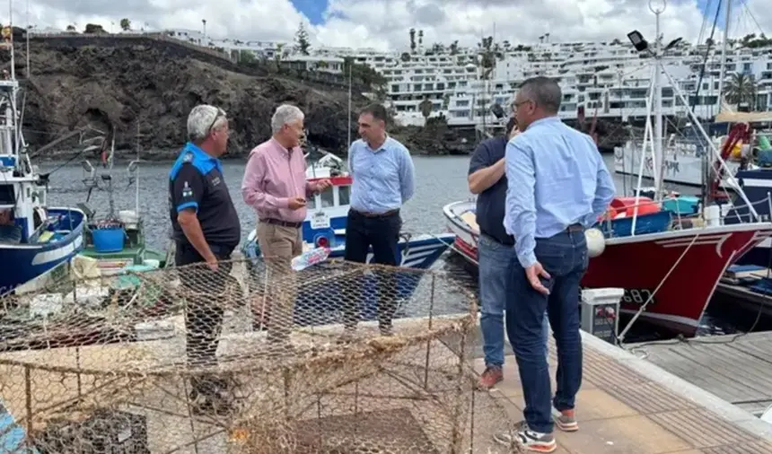 El alcalde socialista de Tías en una imagen de archivo en una zona de Puerto del Carmen con el director general de Puertos Canarios.