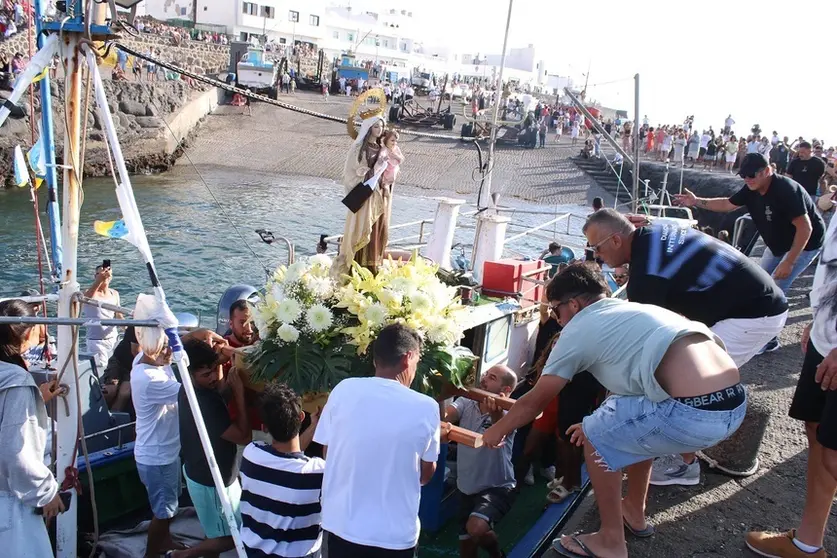 Procesión marítima de la virgen del Carmen en La Santa.