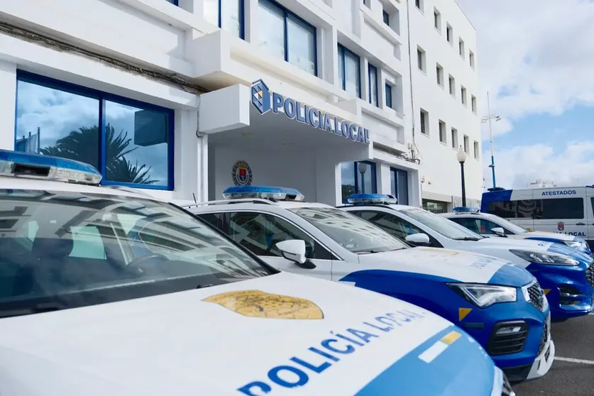 Vehículos de la Policía Local frente a la comisaría de la capital.