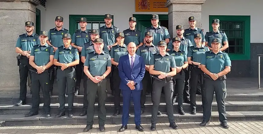 Imagen de la presentación de los nuevos agentes con el director insular.