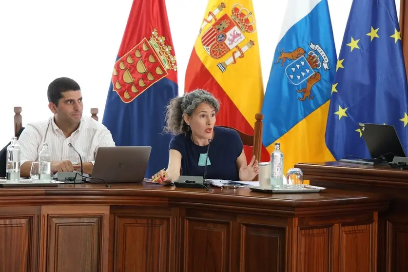 Ariagona González junto a Benjamin Perdomo en el Cabildo de Lanzarote.