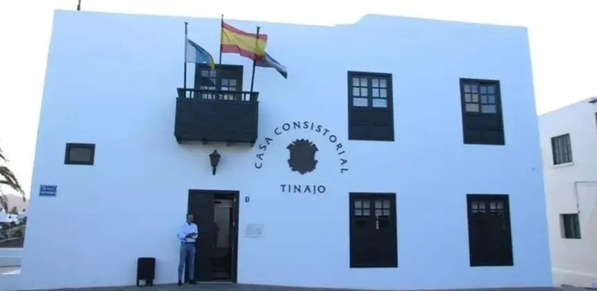 Imagen de la fachada del Ayuntamiento de Tinajo.