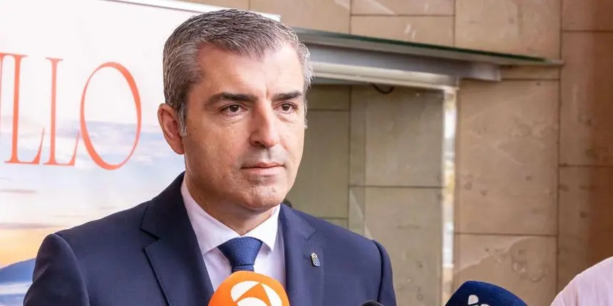 Manuel Domínguez atendiendo a los medios en la puerta del Parlamento de Canarias