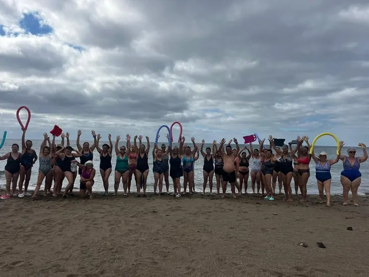 Mayores disfrutando de las actividades de AQUABEACH en Playa Honda.