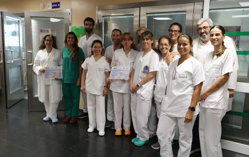 Parte del equipo recogiendo el certificado que acredita la calidad en su servicio.