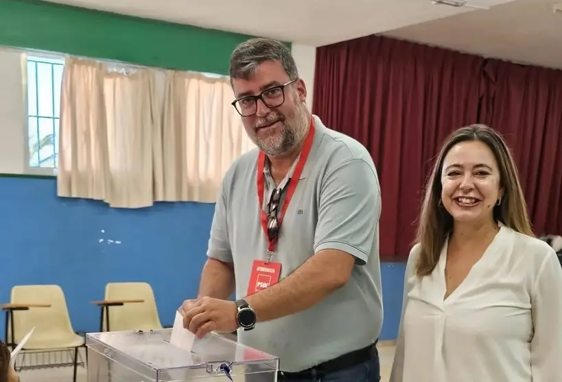 Isidro Pérez junto a María Dolores Corujo durante los últimos comicios.