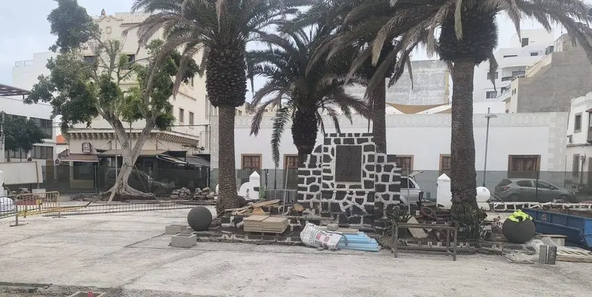 Imagen del monumento de la polémica del día que se quitó la cruz.