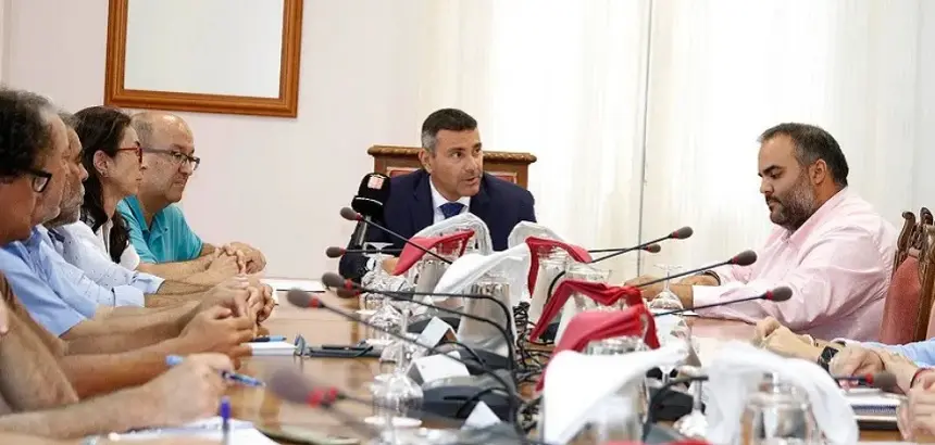 Oswaldo Betancort en una reunión del Gobierno del Cabildo de Lanzarote. 
