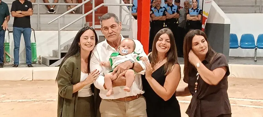 El homenajeado con su esposa, sus hijas y un nieto que se presentó ya con la ropa de brega del San Bartolomé