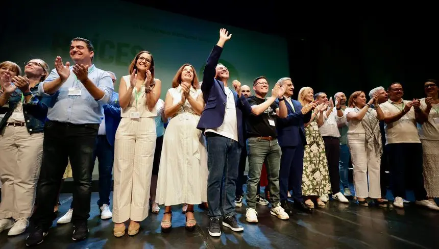Luis Campos saluda tras su elección arropado por sus compañeros