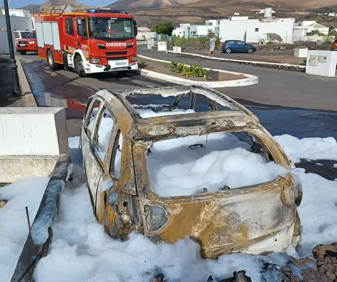 El vehículo quedó totalmente destruído.