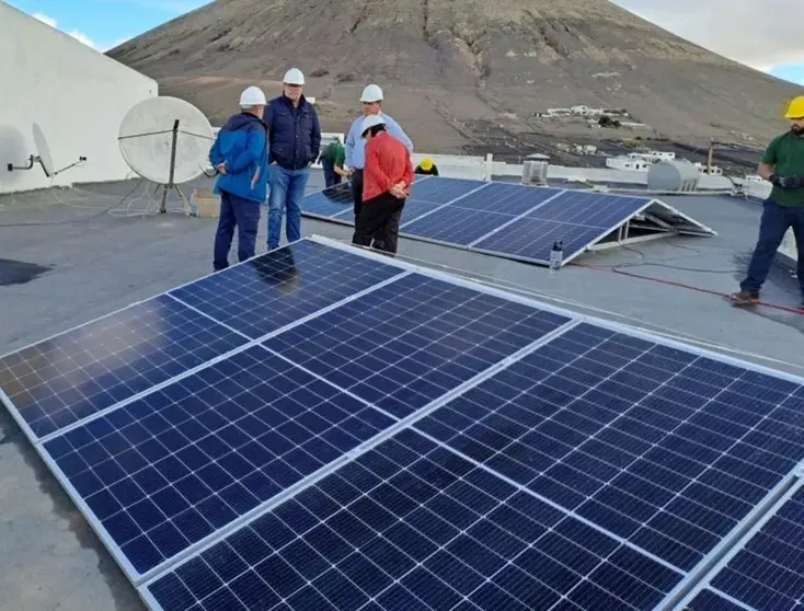 Isidro Pérez junto a unos paneles solares en San Bartolomé