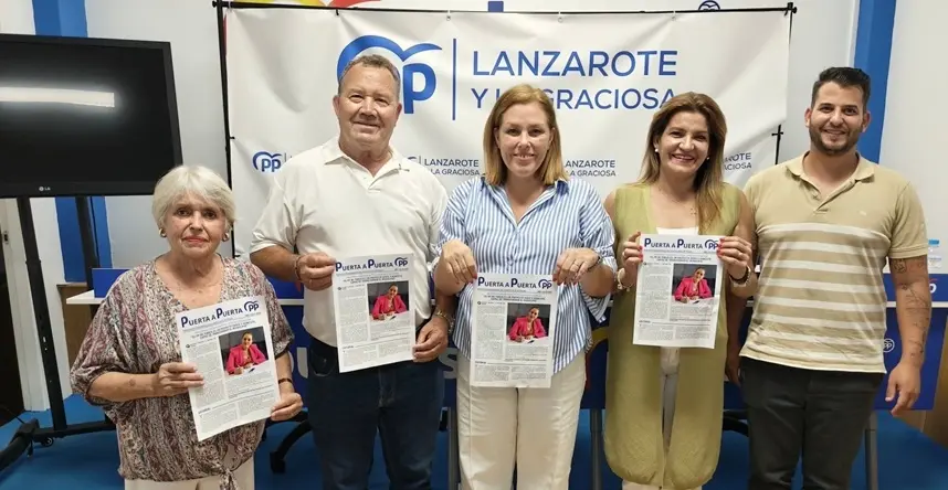 La presidenta insular, Astrid Pérez, y la secretaria insular, María Tovar, junto al responsable del PP de Tinajo, Ramón Ortiz, Carmen Camiñas y José Pérez.