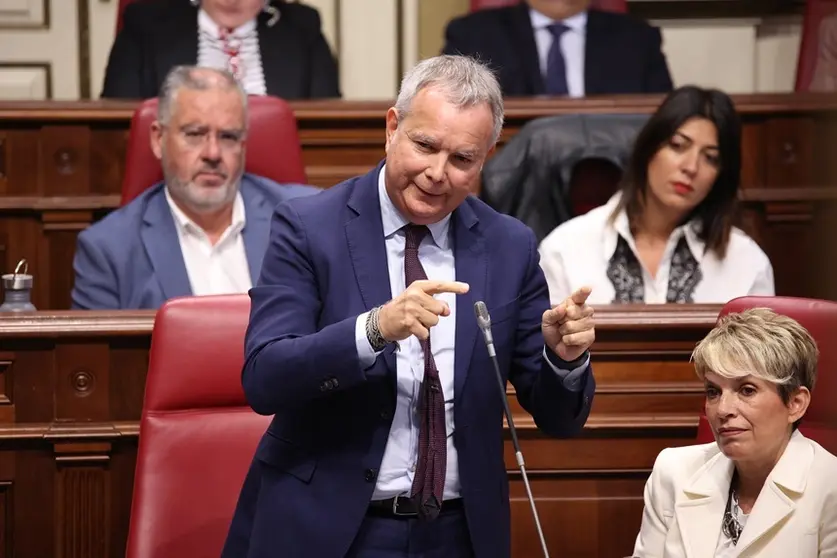 Chano Franquis en el pleno del Parlamento de Canarias.