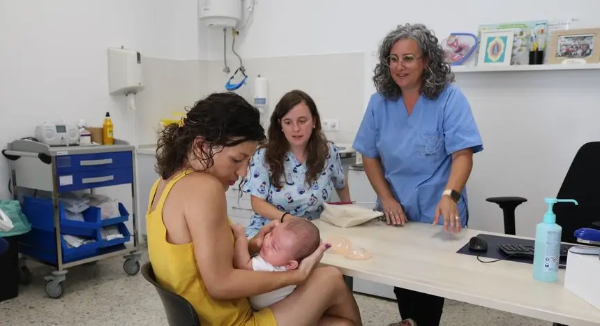 Imagen de una madre con su hijo en la consulta.
