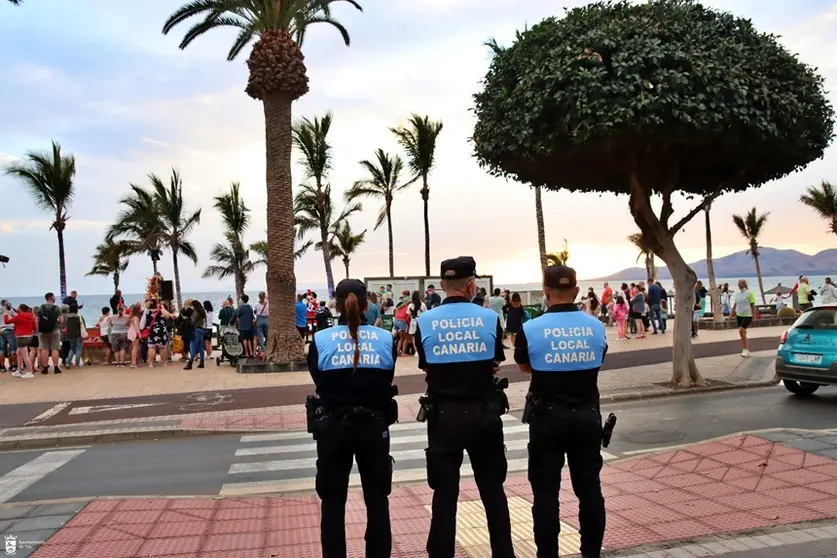 Policía Local en la avenida de Puerto del Carmen.