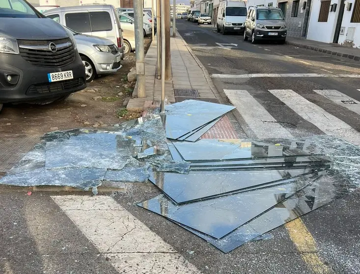Imagen de las planchas de cristal en el paso de peatones de la calle Mosta de Altavista.