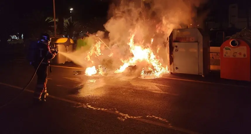 Bombero del Consorcio de Seguridad y Emergencias apagando las llamas.