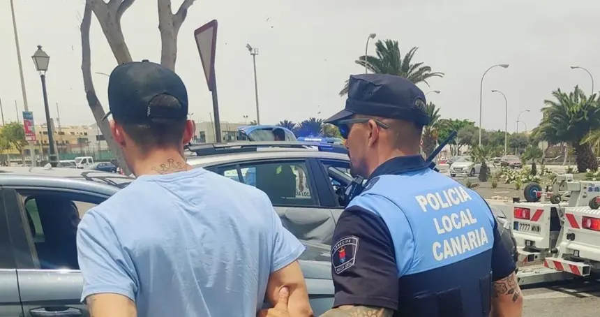 El detenido por la Policía Local de Arrecife, autor de este accidente grave con un coche robado.