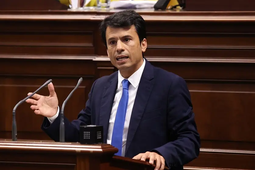 Marcos Bergaz (PSOE) en pleno Parlamento canario  2