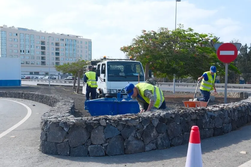 Operarios de la Concejalía de Obras de Arrecife culminan la reconstrucción de estos muros en piedra volcánica dañados en un accidente de circulación con velocidad excesiva
