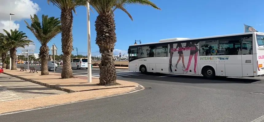 Imagen de guagua circulando por Puerto del Carmen.
