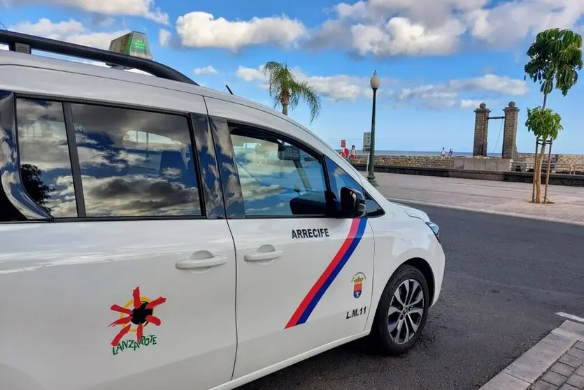 Imagen de uno de los taxis de la capital estacionado en la parada que está enfrente del Puente de las Bolas.