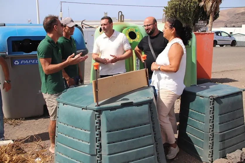 Óscar Noda junto a los responsables de Asociación Agroecológica Verdolaga en su visita a Playa Quemada.