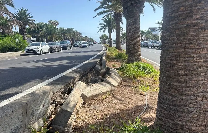 Imagen de cómo se encuentra una zona de bordillos de la principal vía de la urbanización