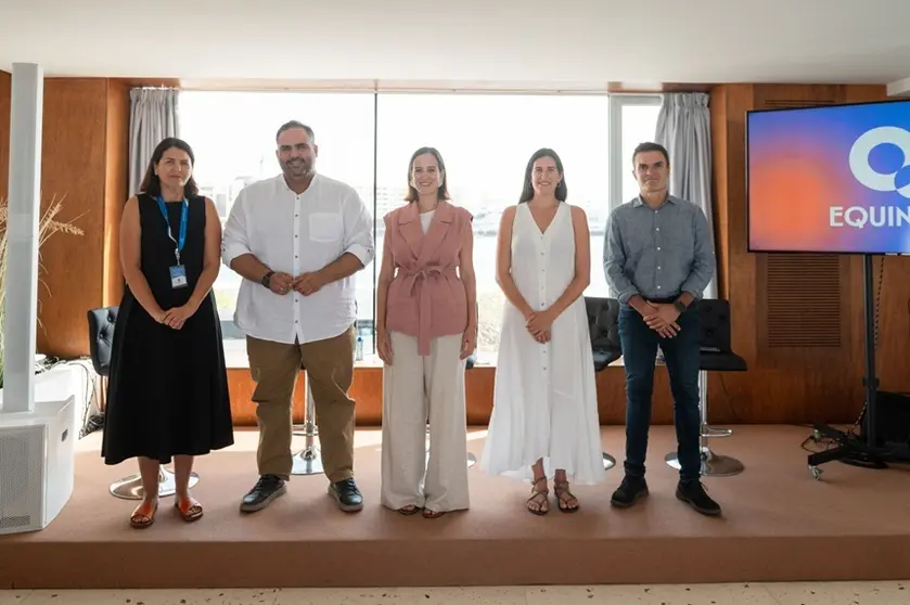 Samuel Martín, consejero de la Reserva de la Biosfera, Medio Ambiente y Cambio Climático; Isabel Betancort, Directora de experiencia del cliente y auditoria (CACT); Héctor Fernández, consejero delegado de SPEL-Turismo Lanzarote; y las creadoras del evento, Paula y Cristina Martínez Abad, fundadoras de Maraba Studio.