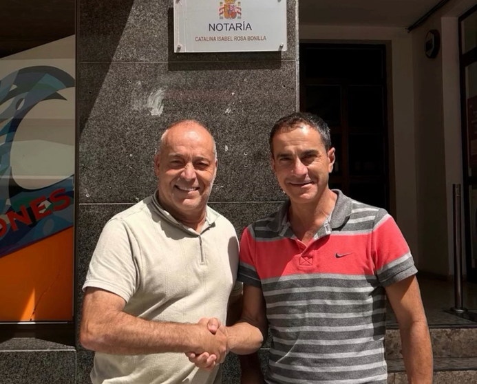 Jerónimo Robayna y Mame Fernández ante la notaria donde han registrado los estatutos del nuevo partido.