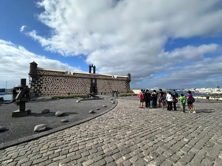 Alumnos en los exteriores del castillo de San José.