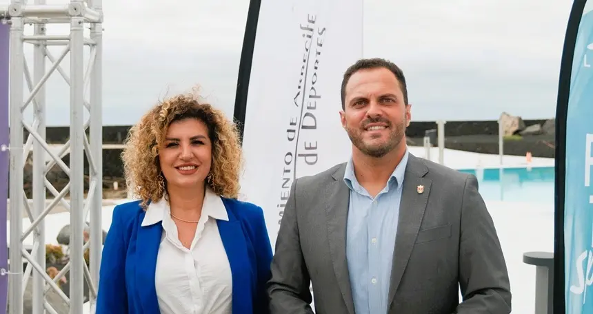 El alcalde de Arrecife, Yonathan de León, y la concejala de Deportes, Eli Merino.