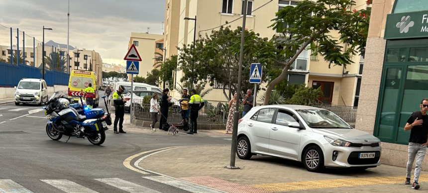 Policía local y ambulancia del SUC en la zona del accidente.