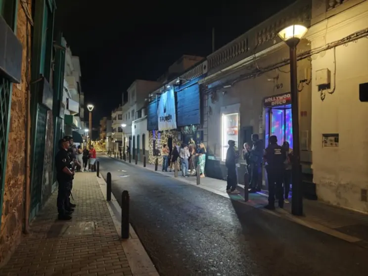 La Policía Local de Arrecife en los exteriores de uno de los establecimientos de la capital.
