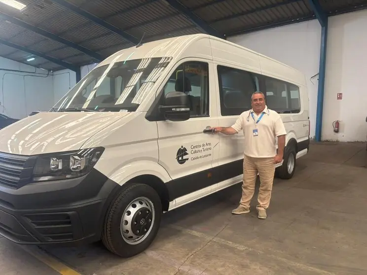 Ángel Vázquez junto al transporte del personal.