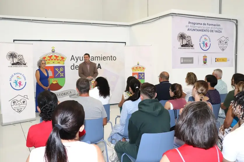 Visitas del alcalde y personal del Servicio Canario de Empleo en la nave aula - taller que Yaiza dispone para los PFAE.