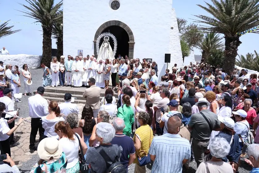 eucaristía y procesión en honor a Nuestra Señora de las Nieves en la ermita situada en la cima de Famara.