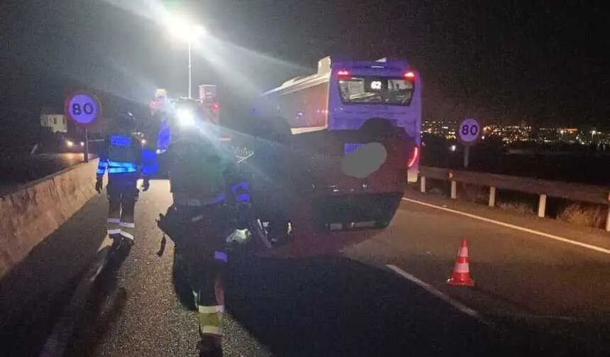 Bomberos del Consorcio de Seguridad y Emergencias junto al vehículo volcado.