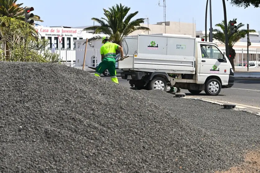 Operario del Ayuntamiento acondicionando y embelleciendo una glorieta de la capital.