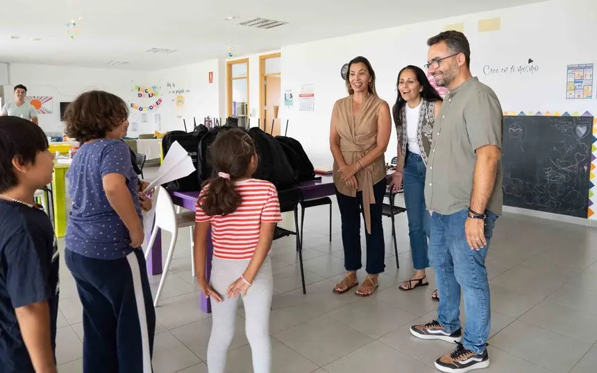 Visita de Maite Corujo, Echedey Eugenio y Cathaysa Suárez en el  Centro de Día de Menores Arrecife.
