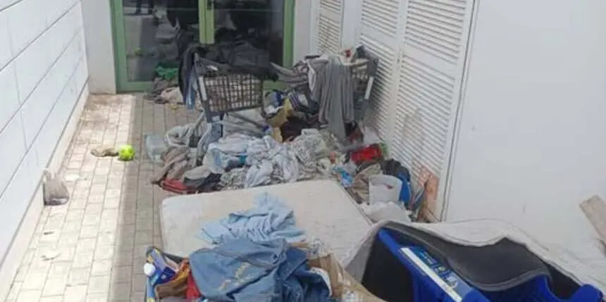 Estado en el que se encontró la zona la Policía Local, tras el seguimiento a este foco insalubre, a las puertas del edificio anexo al Hospital General de Lanzarote.