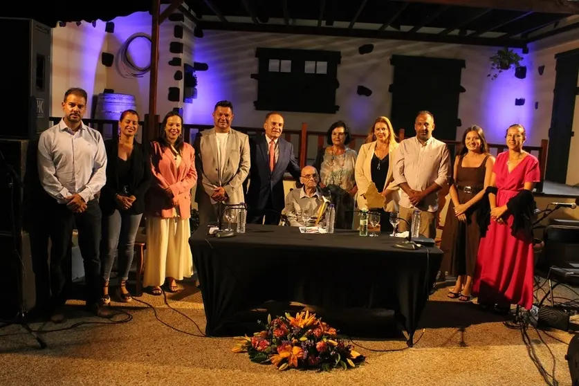Grupo de gobierno junto a l pregonero de las Fiestas San Roque.