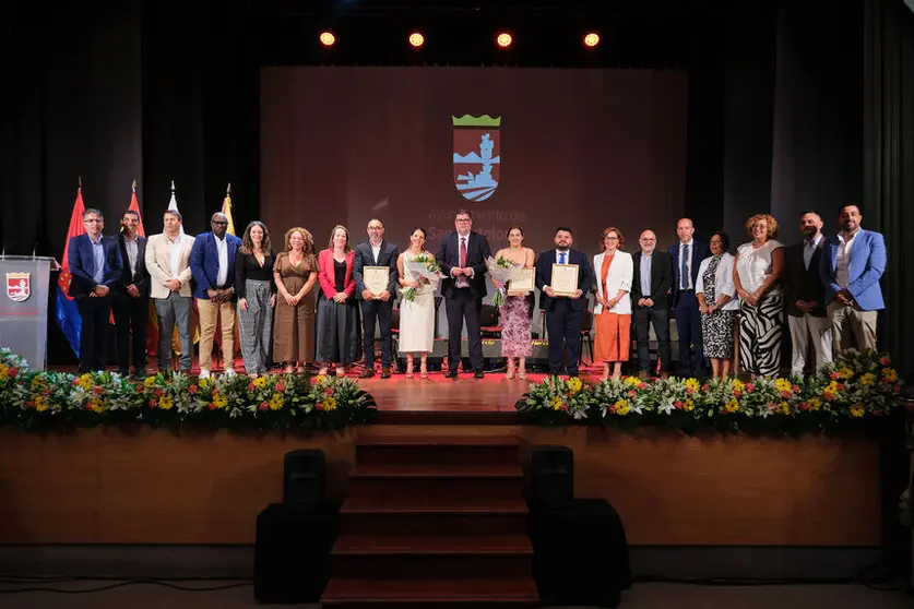 Concejales junto a los pregoneros de las fiestas de San Bartolomé.