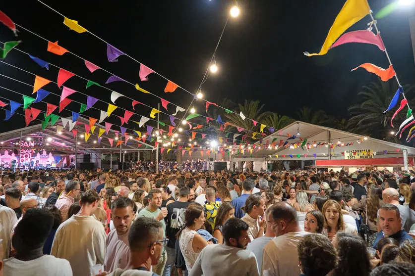 Público asistente a las parrandas en el municipio de San Bartolomé.