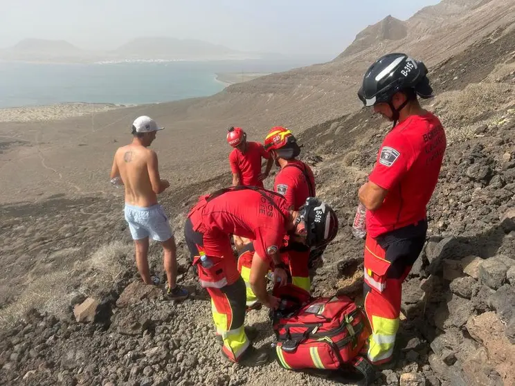 Bomberos realizando el rescate de la senderista.