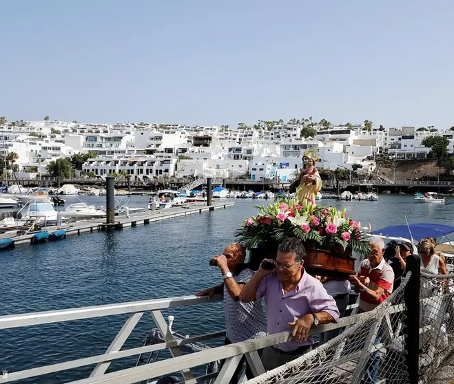Procesión marítima por las fiestas del Carmen en Tías.
