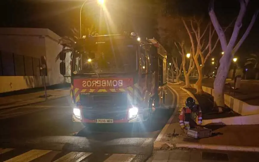 Bomberos retirando el semáforo tras el choque.