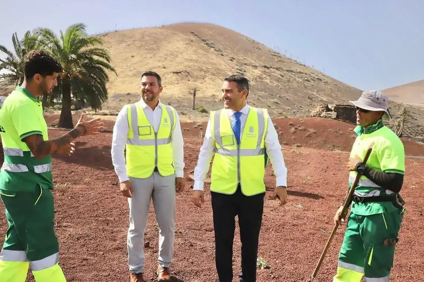 Oswaldo Betancort y Jacobo Medina junto a trabajadores del Servicio Insular de Márgenes de Carreteras.