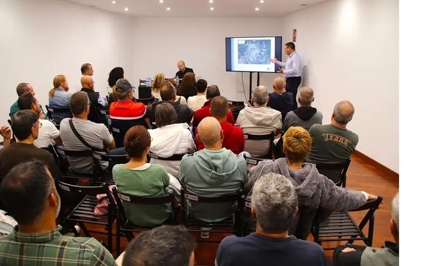 Óscar Noda en el encuentro con los vecinos de Uga.